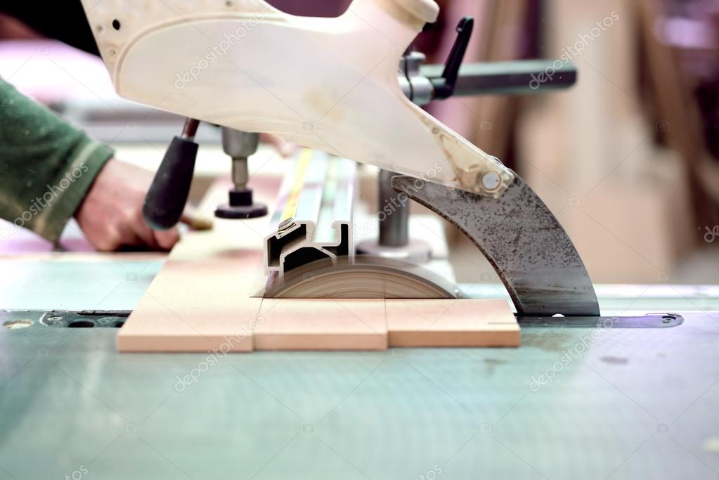 Stabilimento industriale per la lavorazione del legno con quadri elettrici